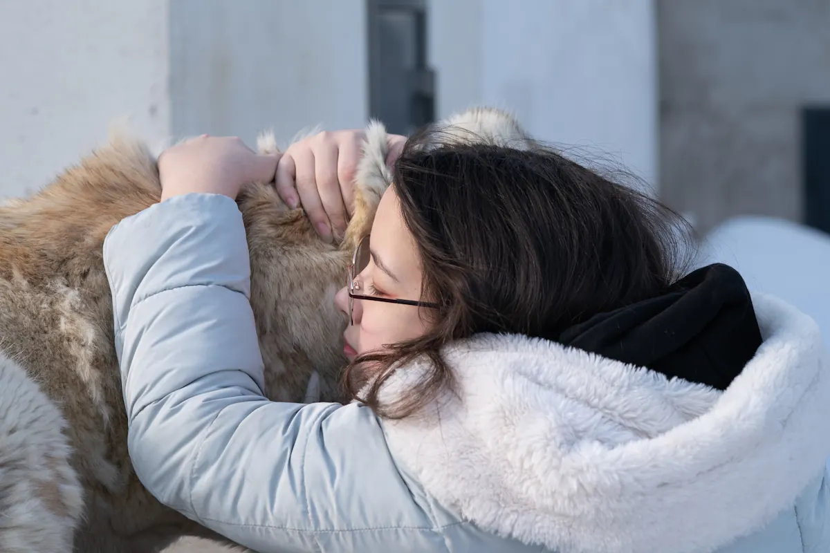 Une femme qui tient un chien dans ses bras