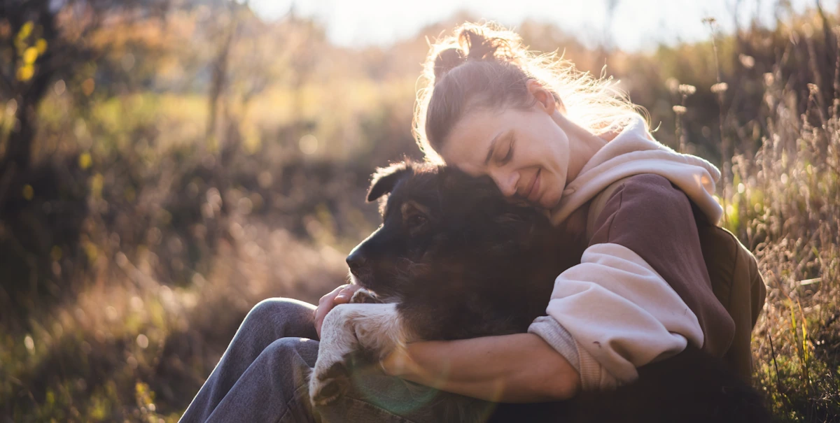 Une femme avec un chien