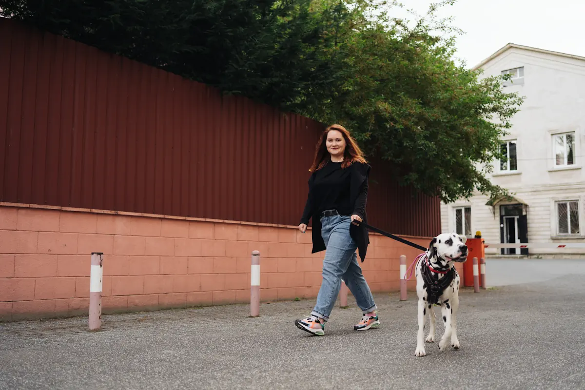 Une jeune fille qui se promène avec son chien dehors