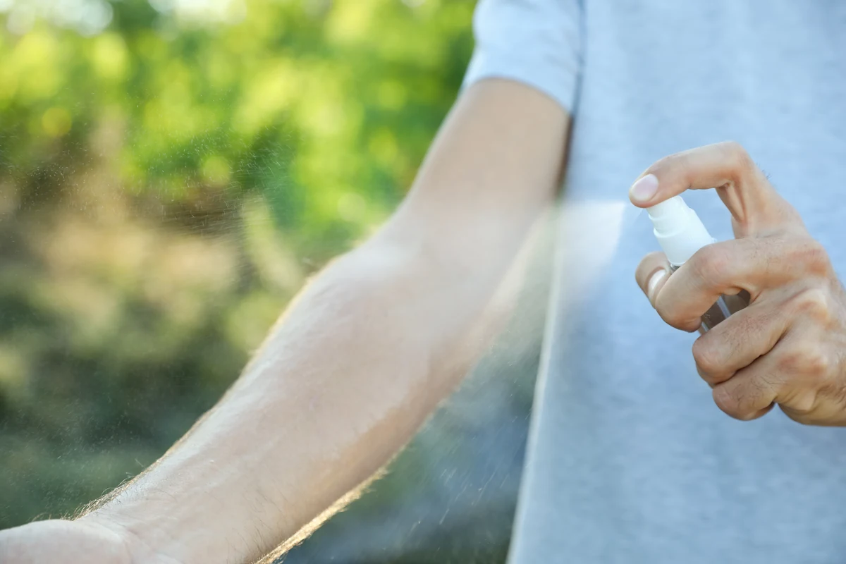 Un homme qui teste un spray répulsif pour chien
